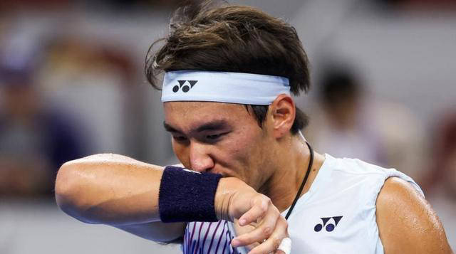 新秀运动员崭露头角,展现出色技艺引发瞩目 新秀运动员崭露头角,展现出色技艺引发瞩目