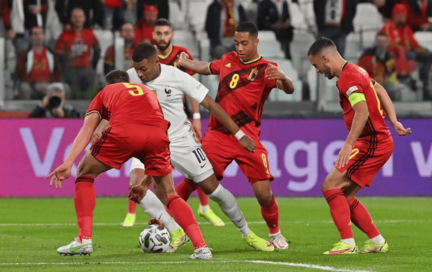 法国队在对阵比利时队的比赛中表现抢眼 法国队在对阵比利时队的比赛中表现抢眼