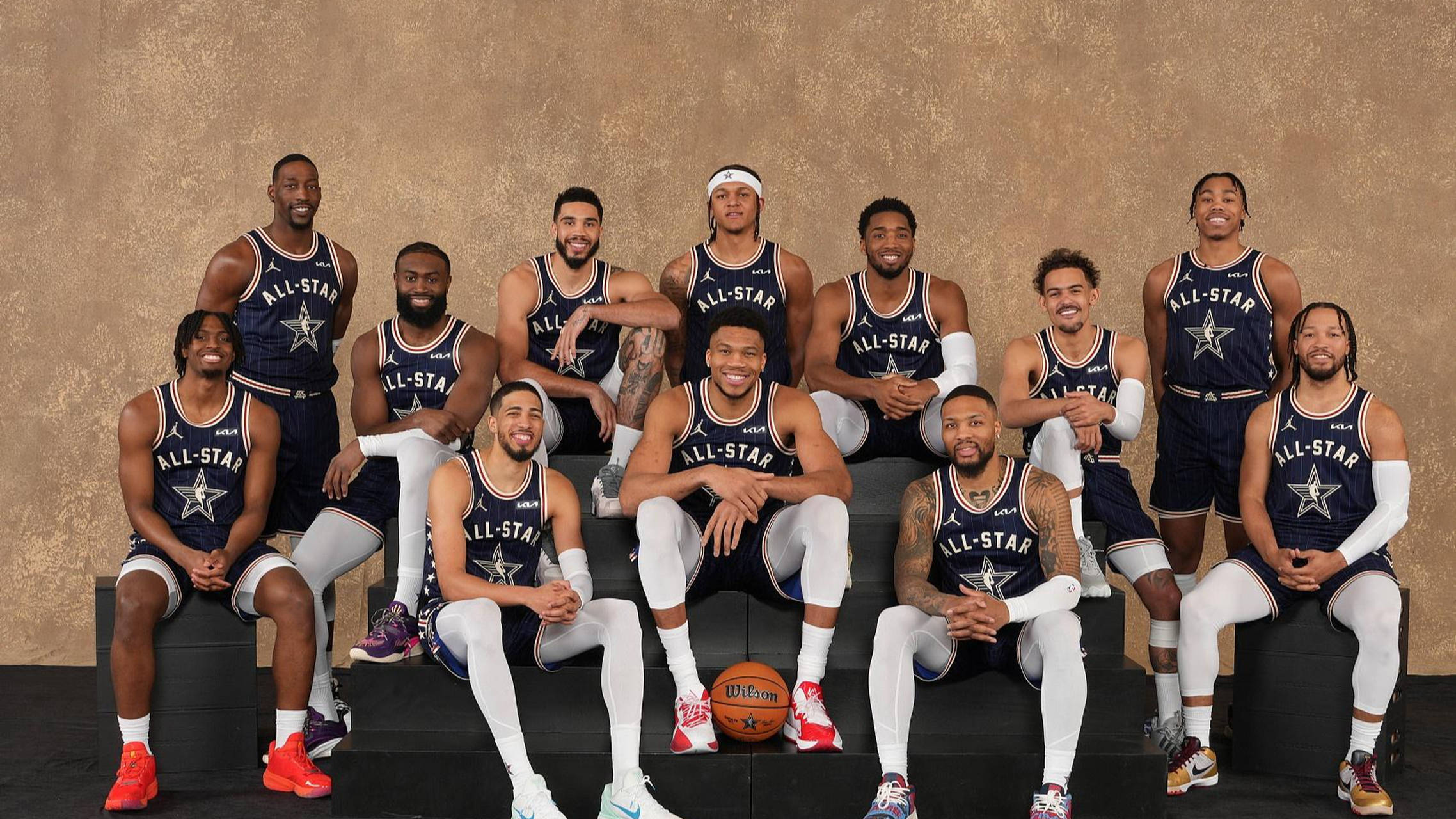 篮球明星赛大放异彩,瞩目战绩成为谈资焦点 篮球明星赛大放异彩,瞩目战绩成为谈资焦点