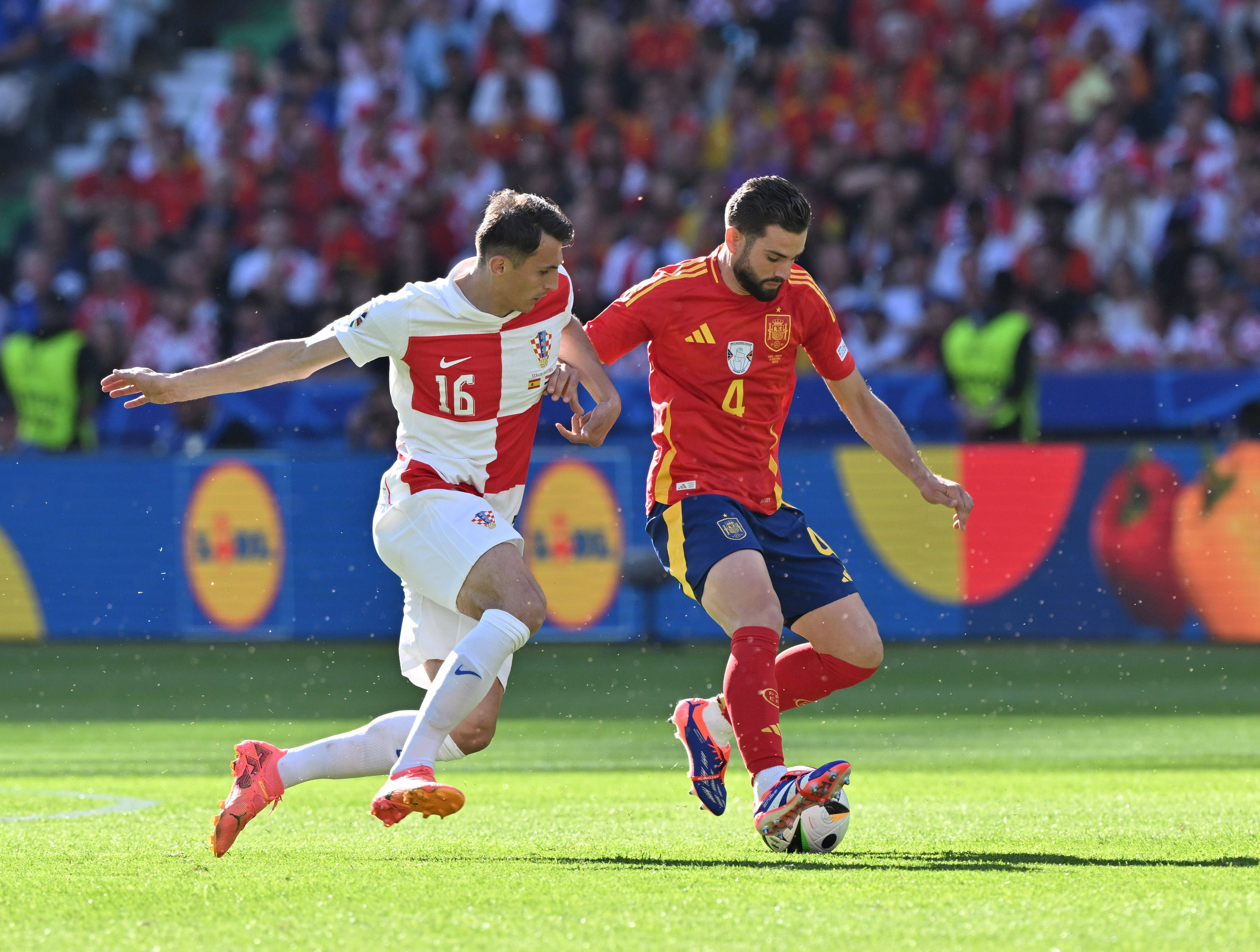 足球赛事变幻莫测,势均力敌 足球赛事变幻莫测,势均力敌