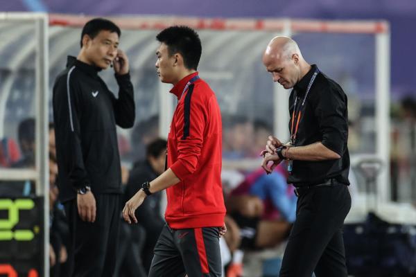 深圳佳兆业客场逆转大连人,保持连胜 深圳佳兆业客场逆转大连人,保持连胜