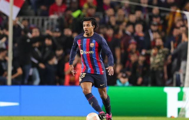 足球比赛精彩绝伦,战况激烈难以预料 足球比赛精彩绝伦,战况激烈难以预料