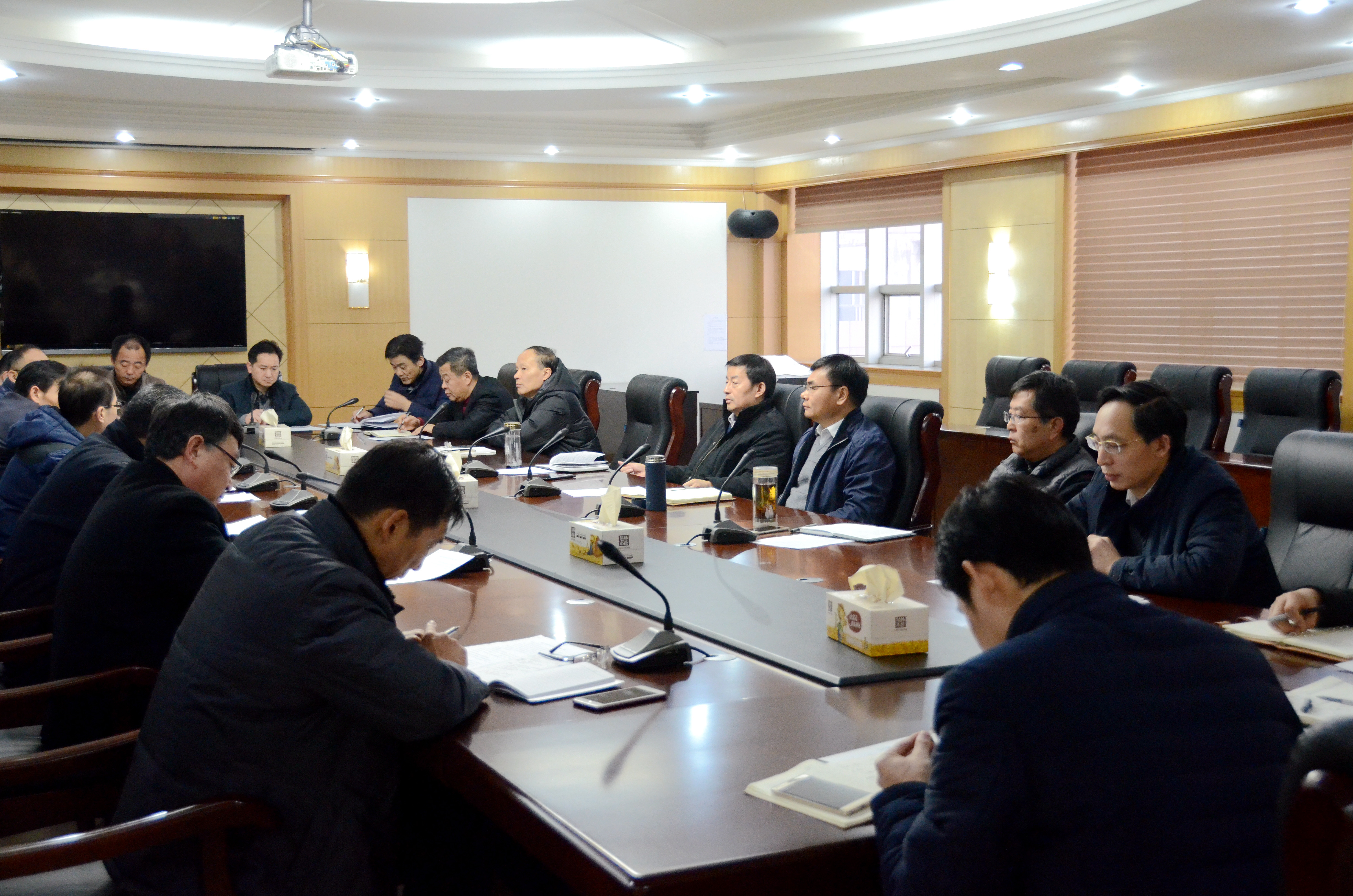 球队委员会召开会议,讨论未来规划 球队委员会召开会议,讨论未来规划