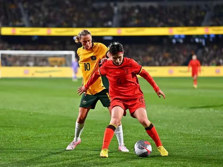 国际足球比赛上,观众看到了一场激烈的对决 国际足球比赛上,观众看到了一场激烈的对决