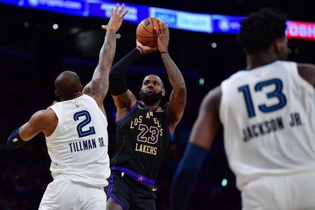 湖人主场大胜灰熊,詹姆斯再次全面发威带领球队保持领先优势 湖人主场大胜灰熊,詹姆斯再次全面发威带领球队保持领先优势