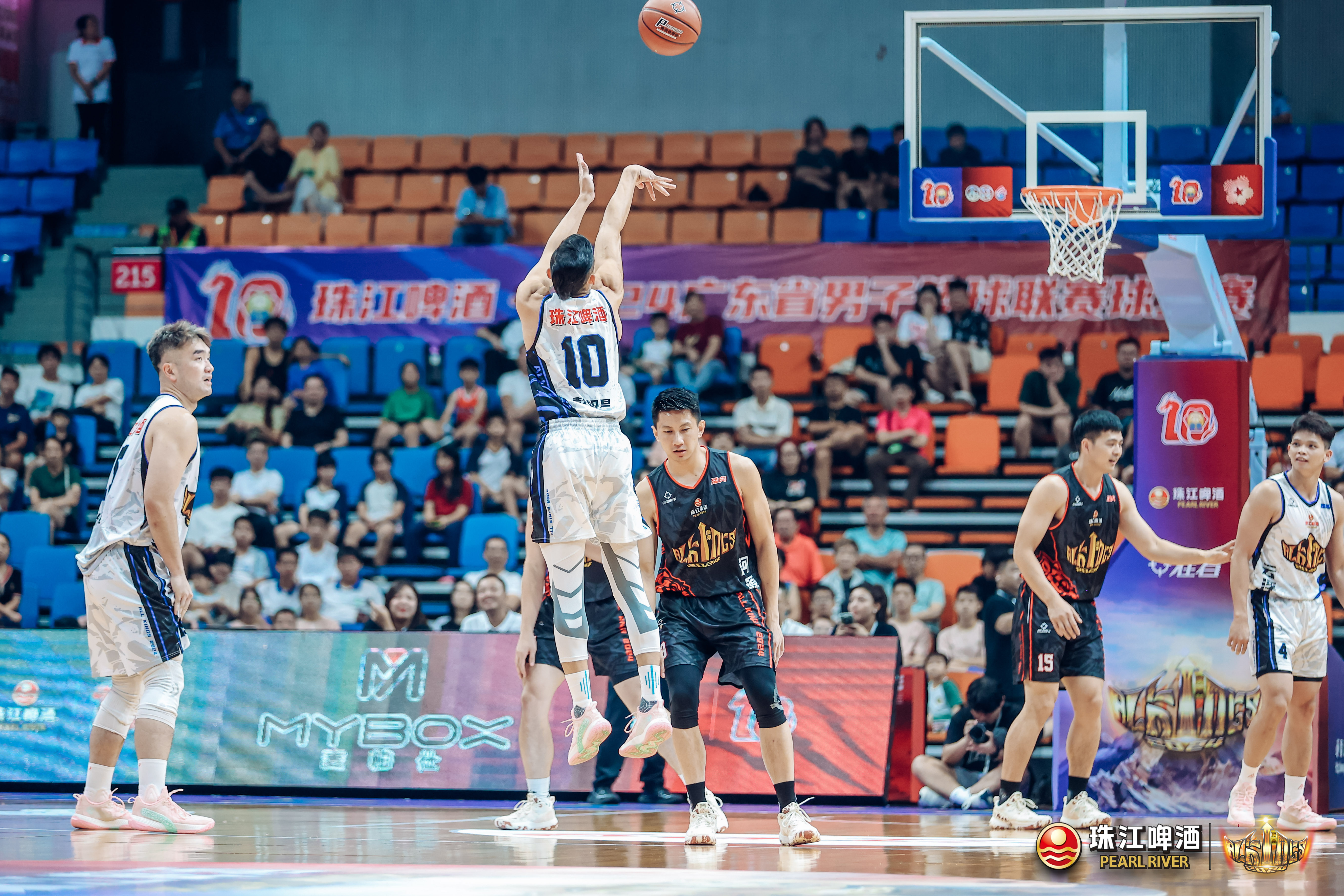 篮球比赛的热度越来越高,吸引众多球迷 篮球比赛的热度越来越高,吸引众多球迷