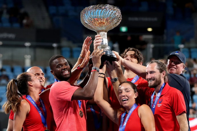 联合杯决赛闭幕,胜者捧杯欢呼 联合杯决赛闭幕,胜者捧杯欢呼