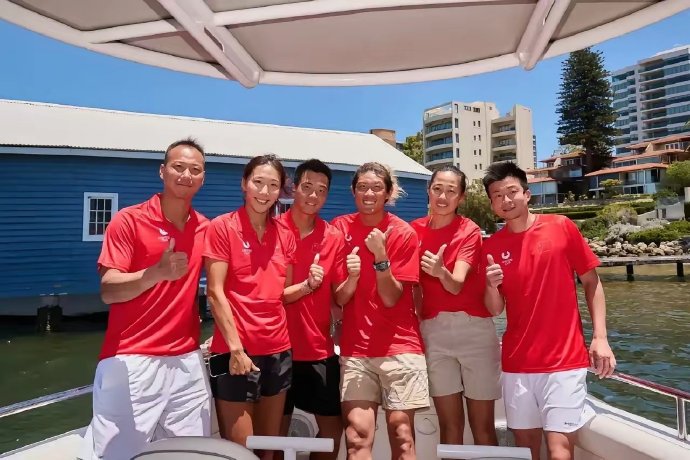 联合杯决赛闭幕,胜者捧杯欢呼 联合杯决赛闭幕,胜者捧杯欢呼