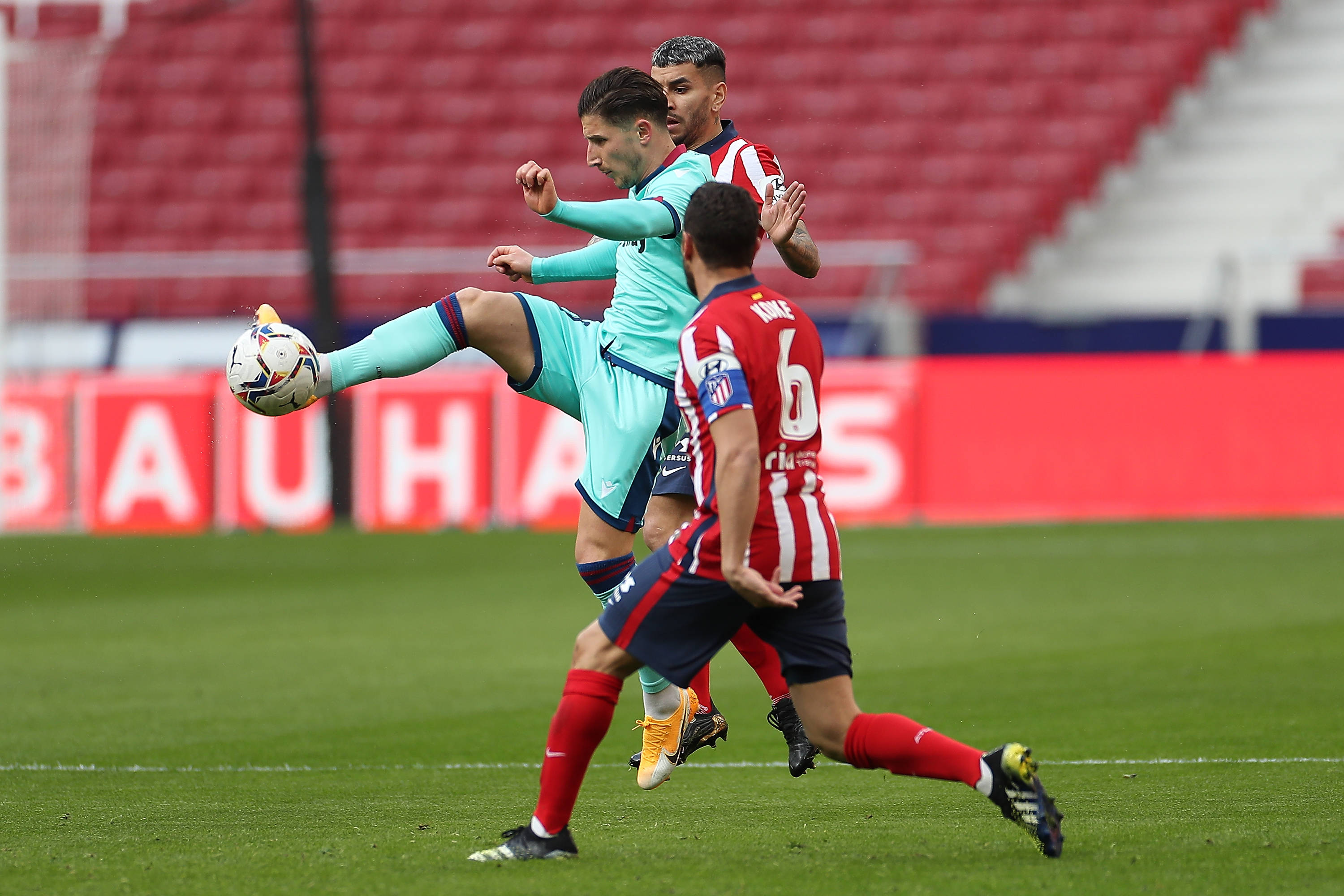 球员们在足球比赛中表现抢眼 球员们在足球比赛中表现抢眼