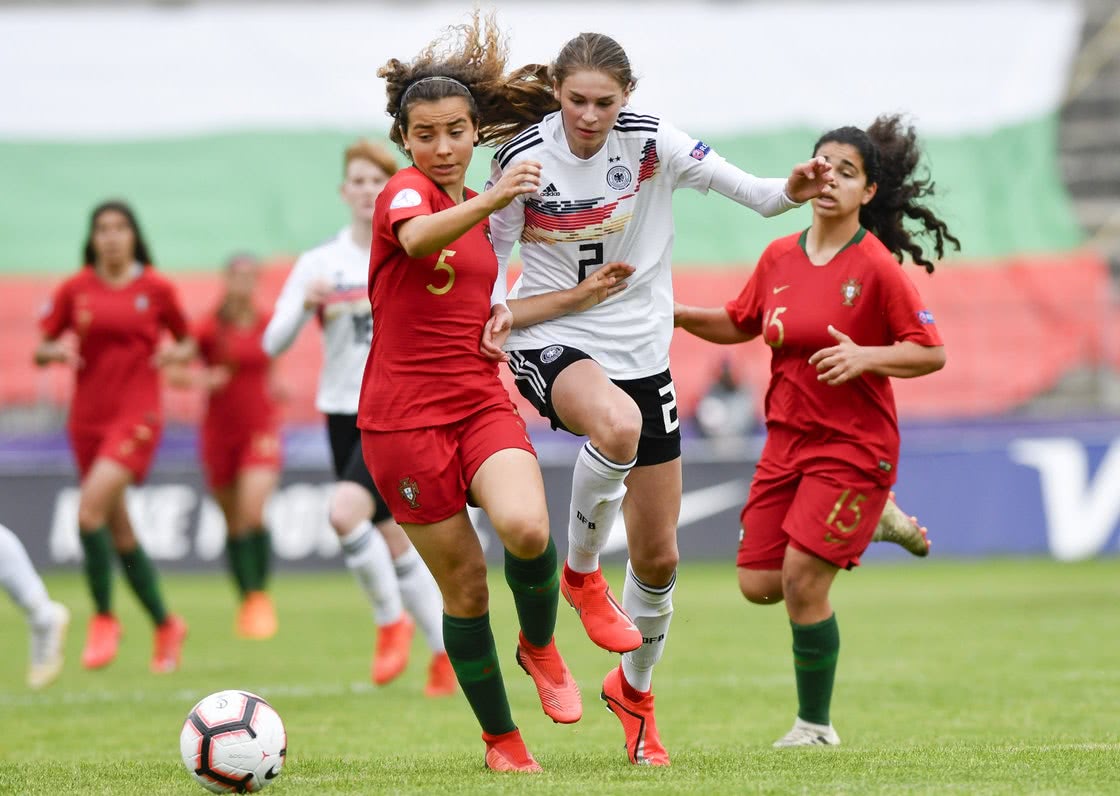 拉脱维亚女足球员互相支持,共同战斗 拉脱维亚女足球员互相支持,共同战斗