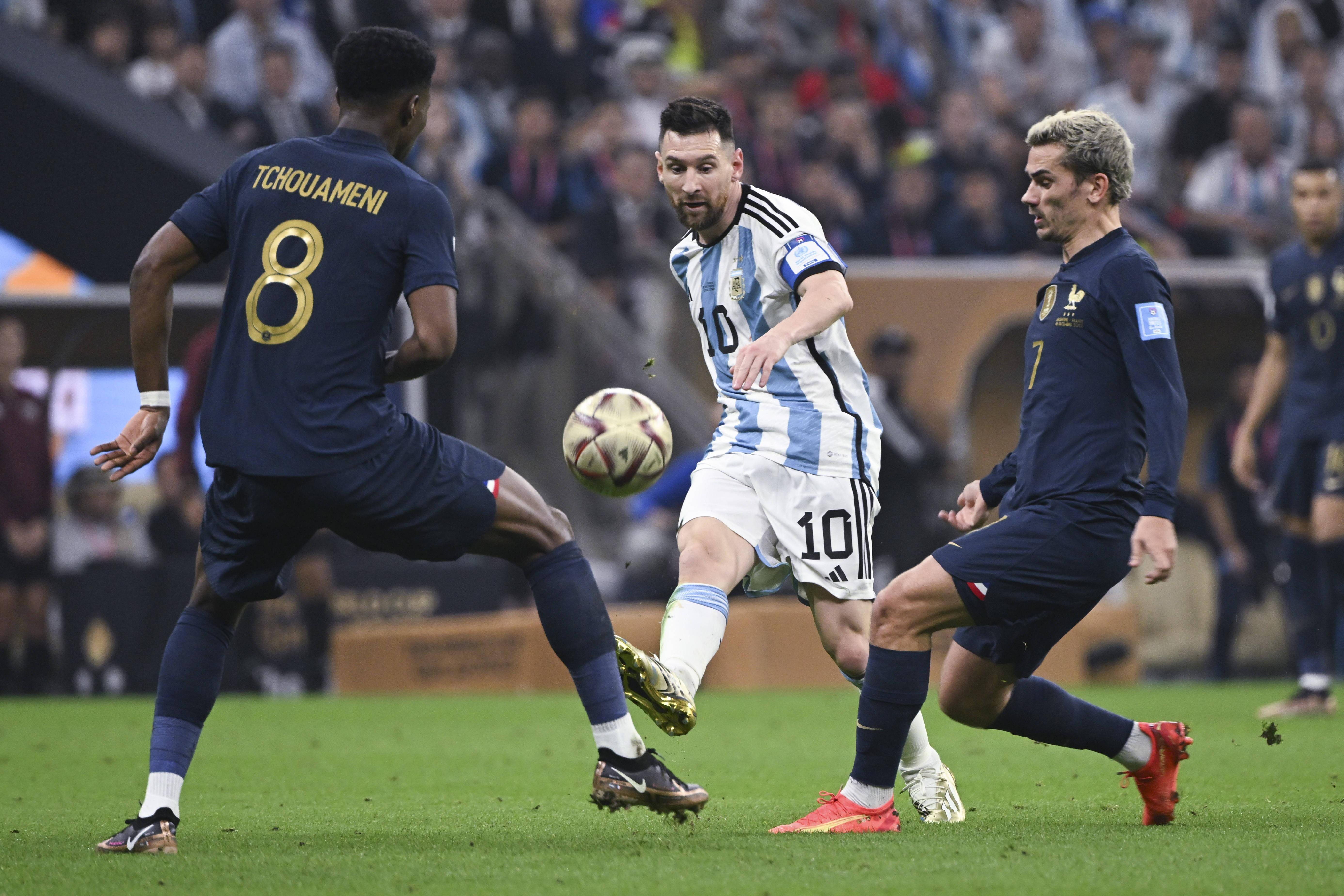 激战时刻:场上球员的拼搏和斗志 激战时刻:场上球员的拼搏和斗志