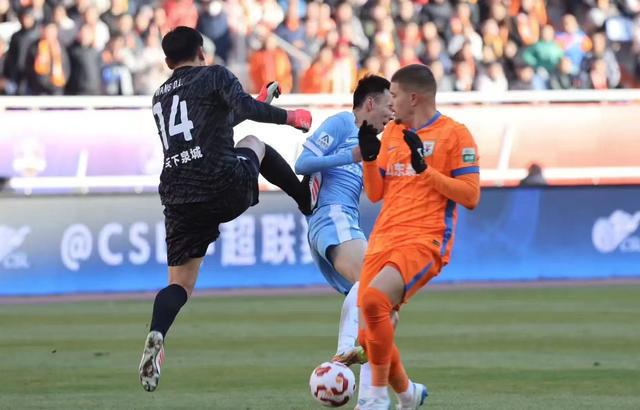 尤文图斯门将神勇扑救,力保球门不失 尤文图斯门将神勇扑救,力保球门不失