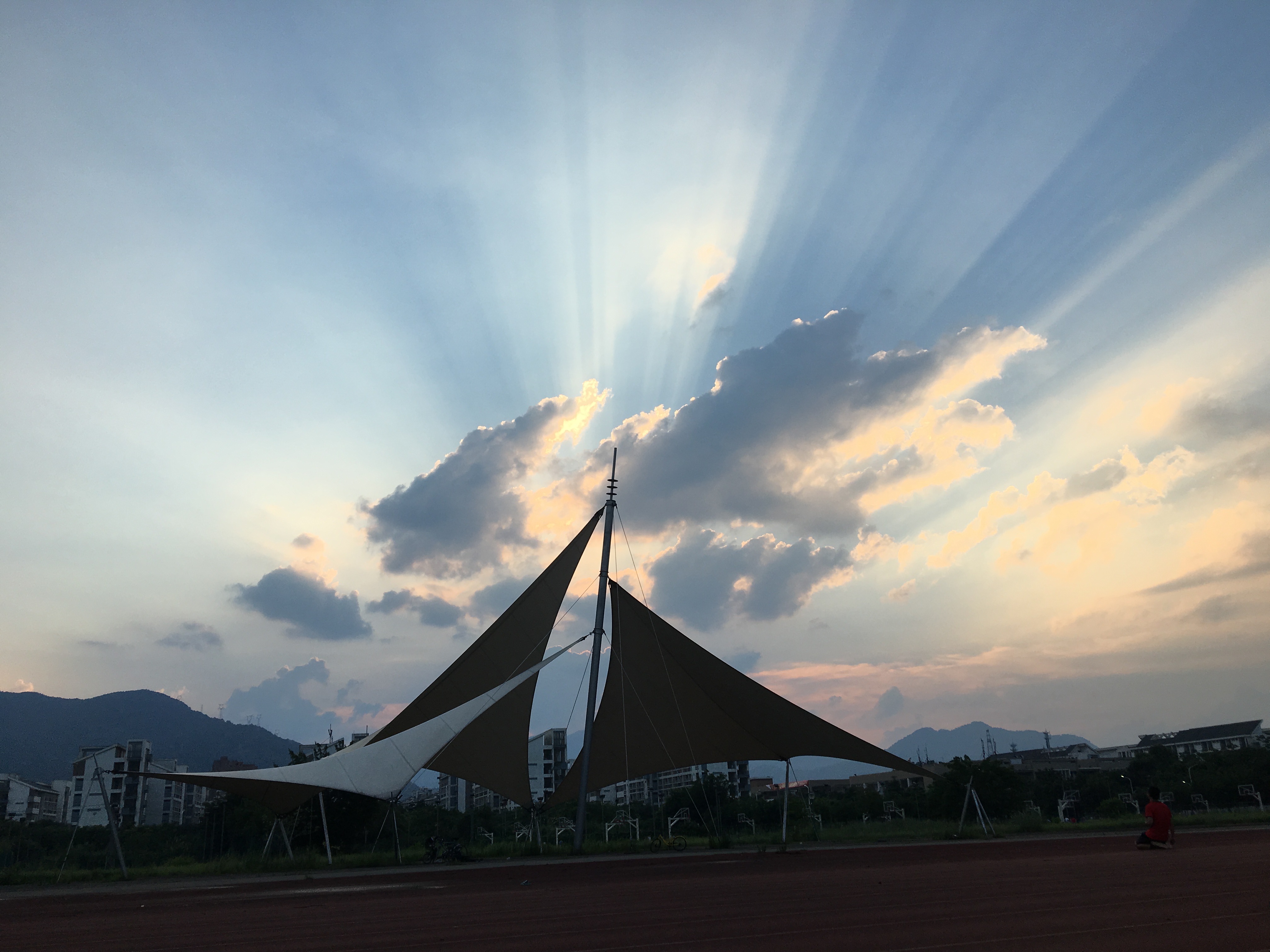 尼斯坐镇主场战平甘冈,保级道路漫长 尼斯坐镇主场战平甘冈,保级道路漫长