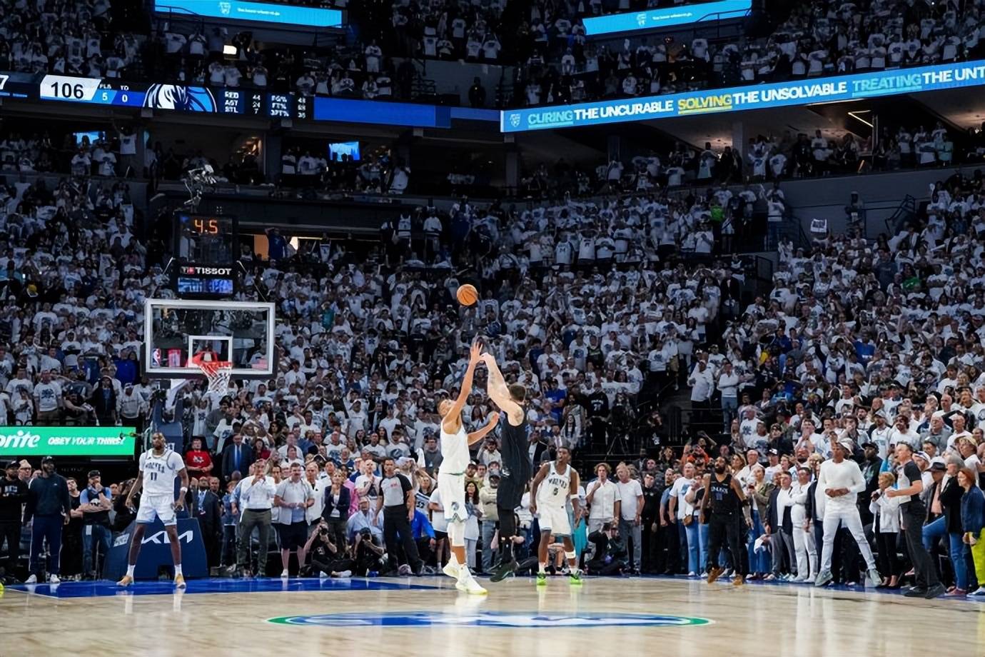 詹姆斯再次创下三双纪录,领导球队晋级季后赛 詹姆斯再次创下三双纪录,领导球队晋级季后赛