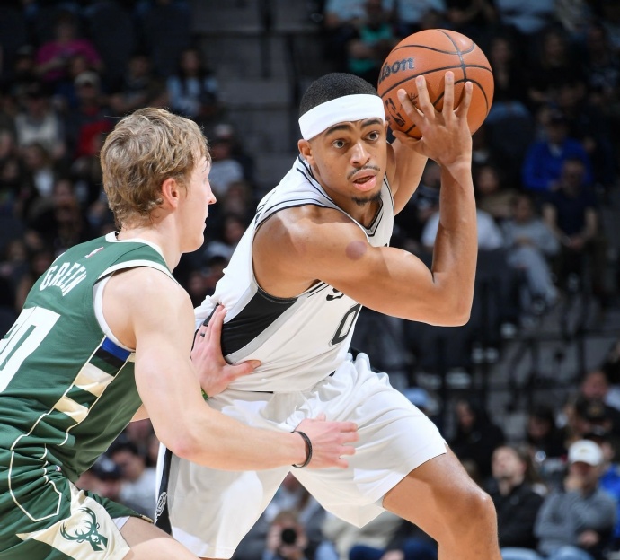 雄鹿战胜马刺,领先地位牢固 雄鹿战胜马刺,领先地位牢固