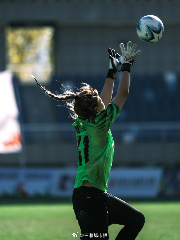 体育场上搏击拼搏:女队队员战无不胜! 体育场上搏击拼搏:女队队员战无不胜!