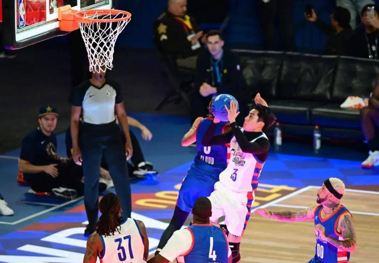 NBA球员在节日活动中秀自己才艺 NBA球员在节日活动中秀自己才艺