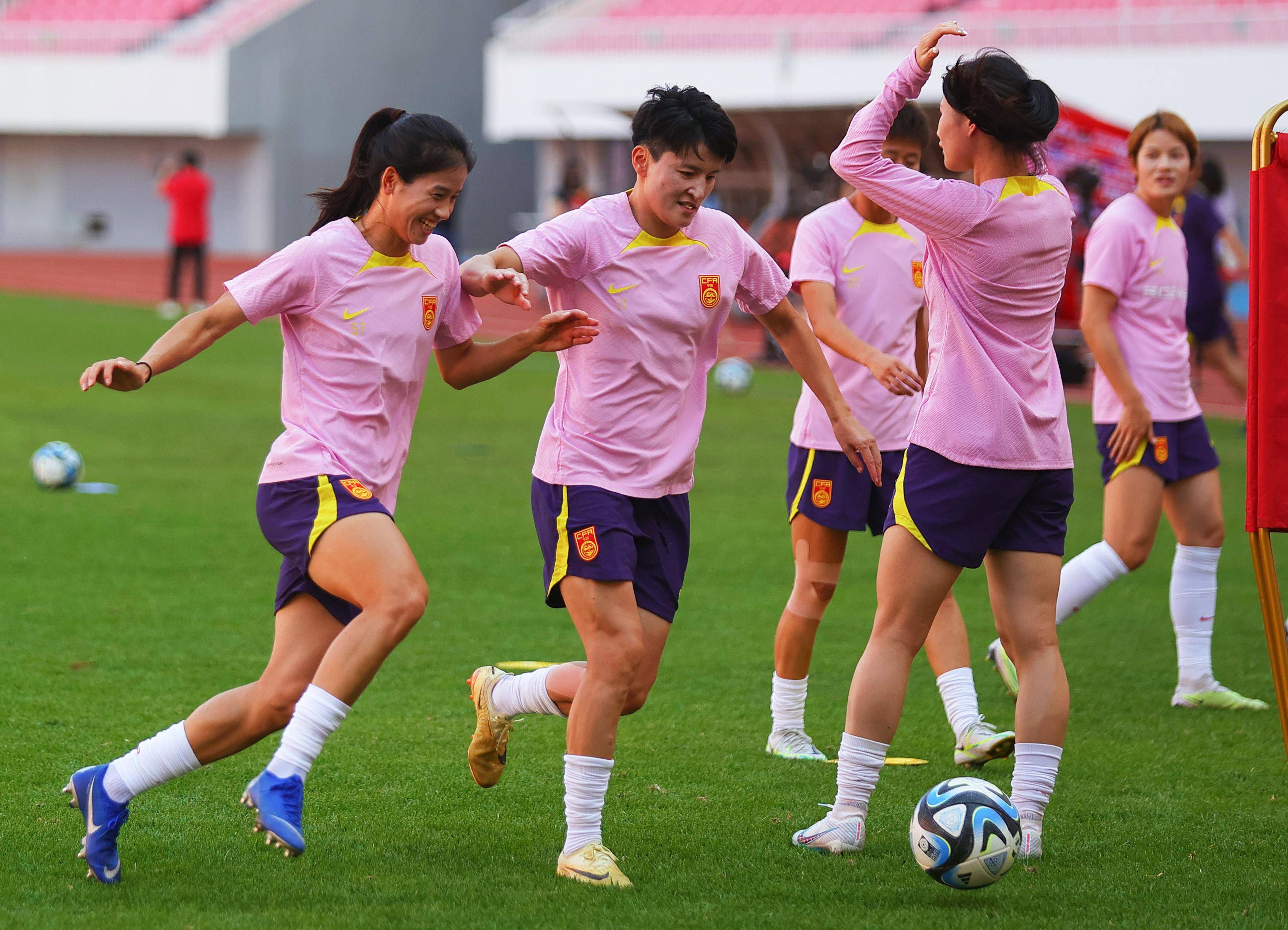 国际足球比赛中,中国女足队员表现出色 国际足球比赛中,中国女足队员表现出色