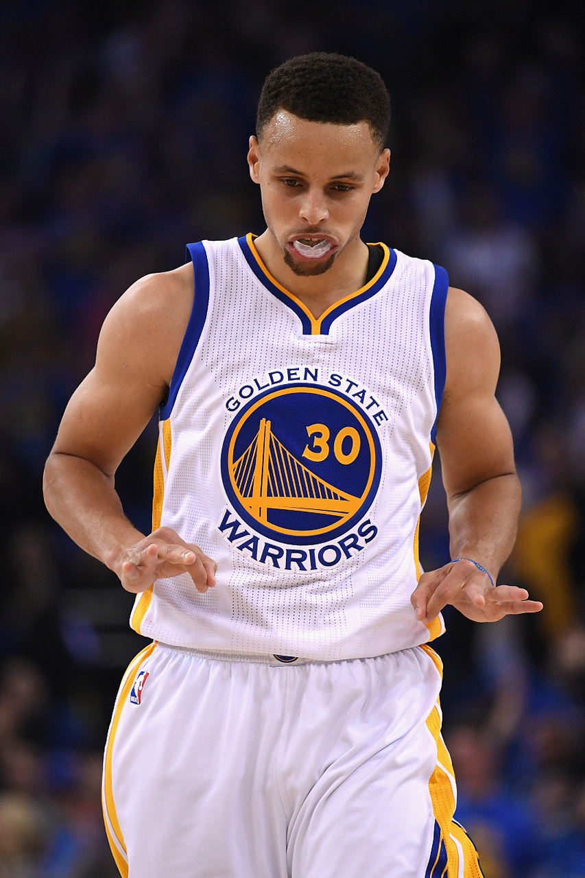 勇士惜败掘金,库里大放异彩 勇士惜败掘金,库里大放异彩