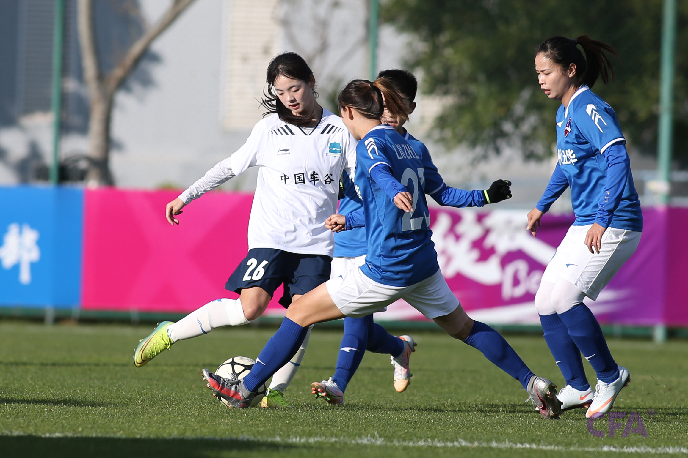 赛场精彩:女子足球高手各显神通 赛场精彩:女子足球高手各显神通