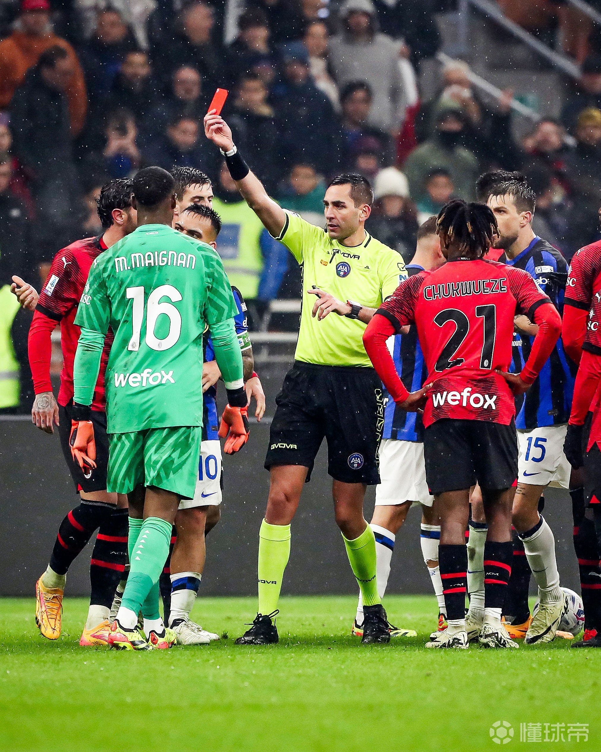 里昂后卫因红牌遭停赛,将缺席关键战役 里昂后卫因红牌遭停赛,将缺席关键战役