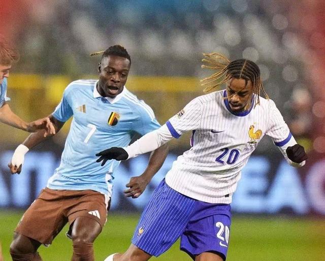 里昂后卫因红牌遭停赛,将缺席关键战役 里昂后卫因红牌遭停赛,将缺席关键战役