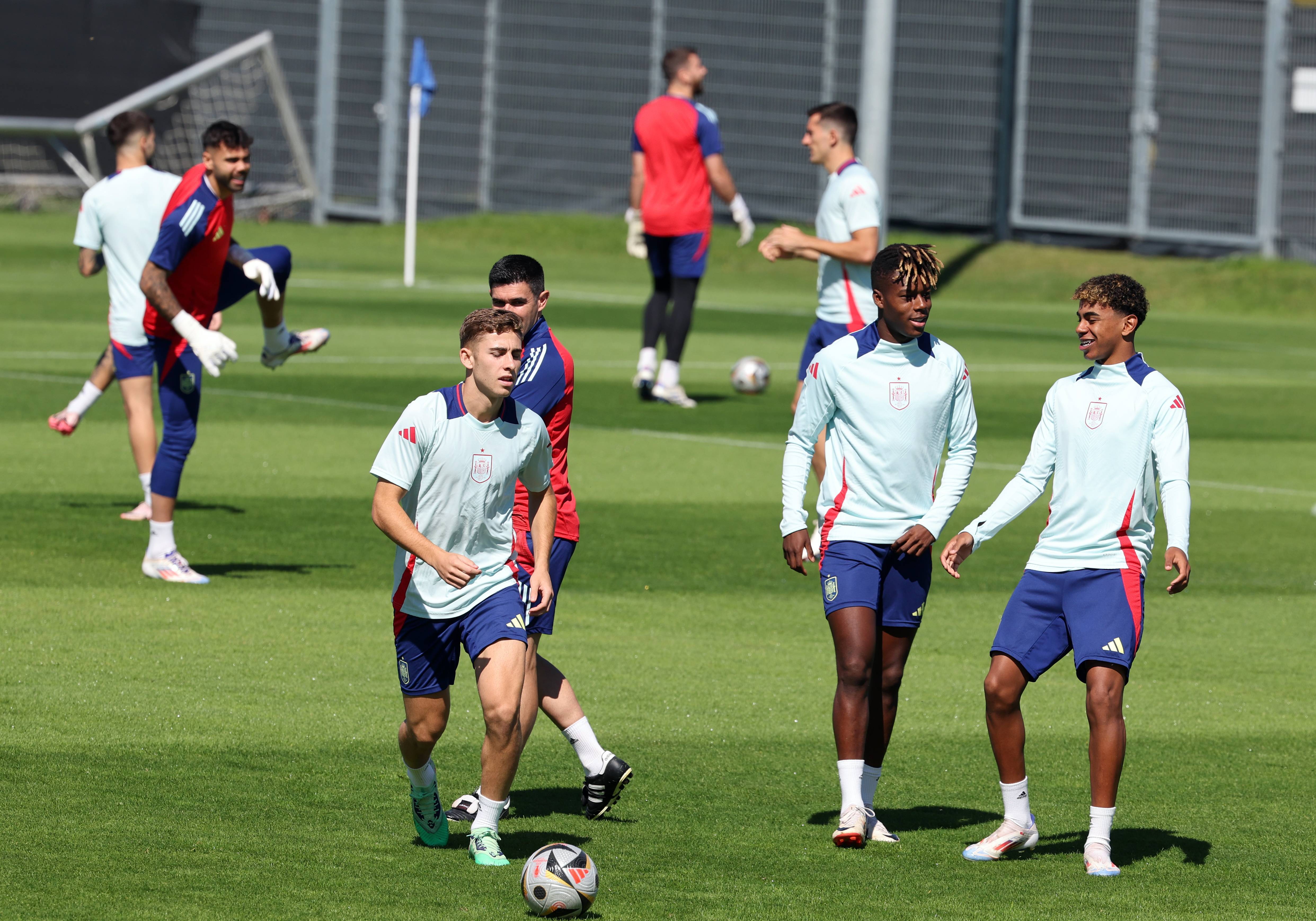 足球赛事中世界级球星助力球队获胜 足球赛事中世界级球星助力球队获胜