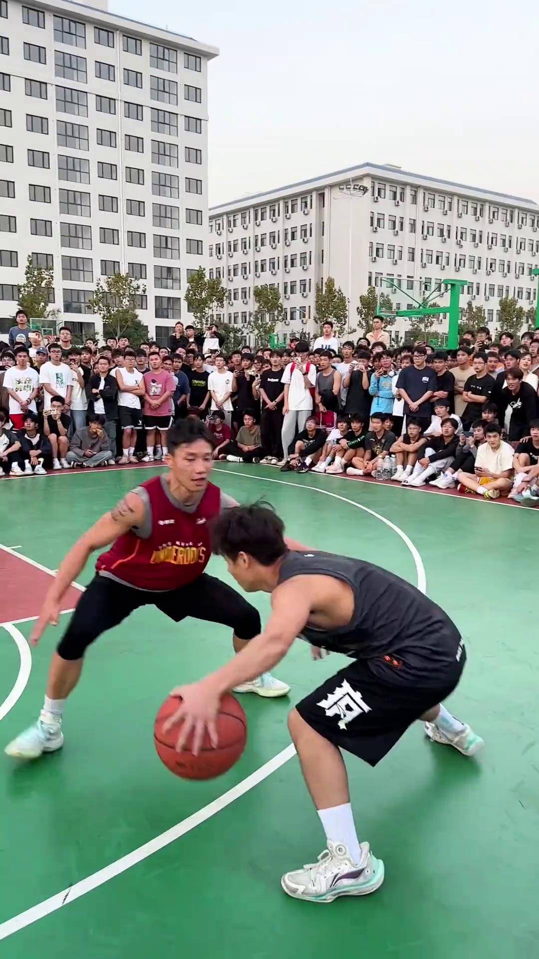 队员凭借实力在场上大显身手 队员凭借实力在场上大显身手