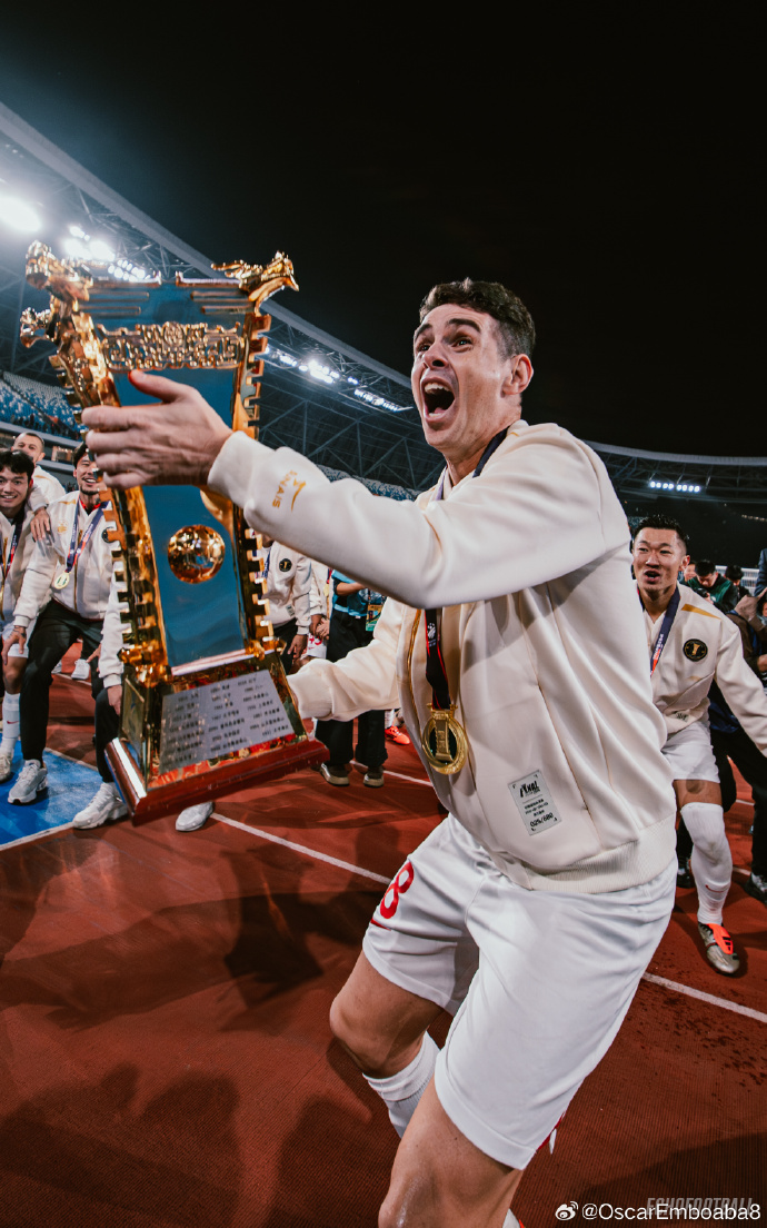 桑普多利亚球员领队助威,共同为胜利助威 桑普多利亚球员领队助威,共同为胜利助威