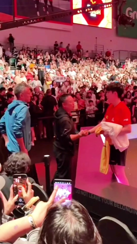 桑普多利亚球员领队助威,共同为胜利助威 桑普多利亚球员领队助威,共同为胜利助威