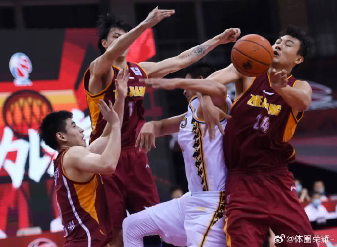 比赛中球队积极拼搏,全力争夺实力胜利 比赛中球队积极拼搏,全力争夺实力胜利