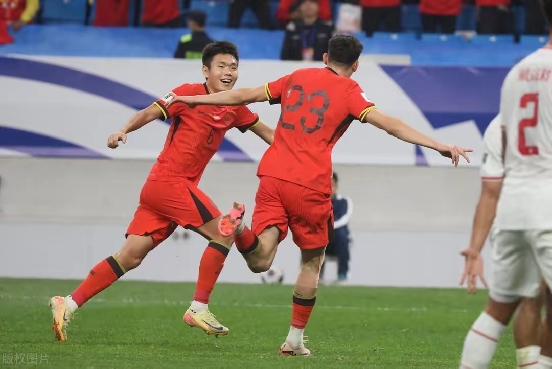 比赛中球队积极拼搏,全力争夺实力胜利 比赛中球队积极拼搏,全力争夺实力胜利