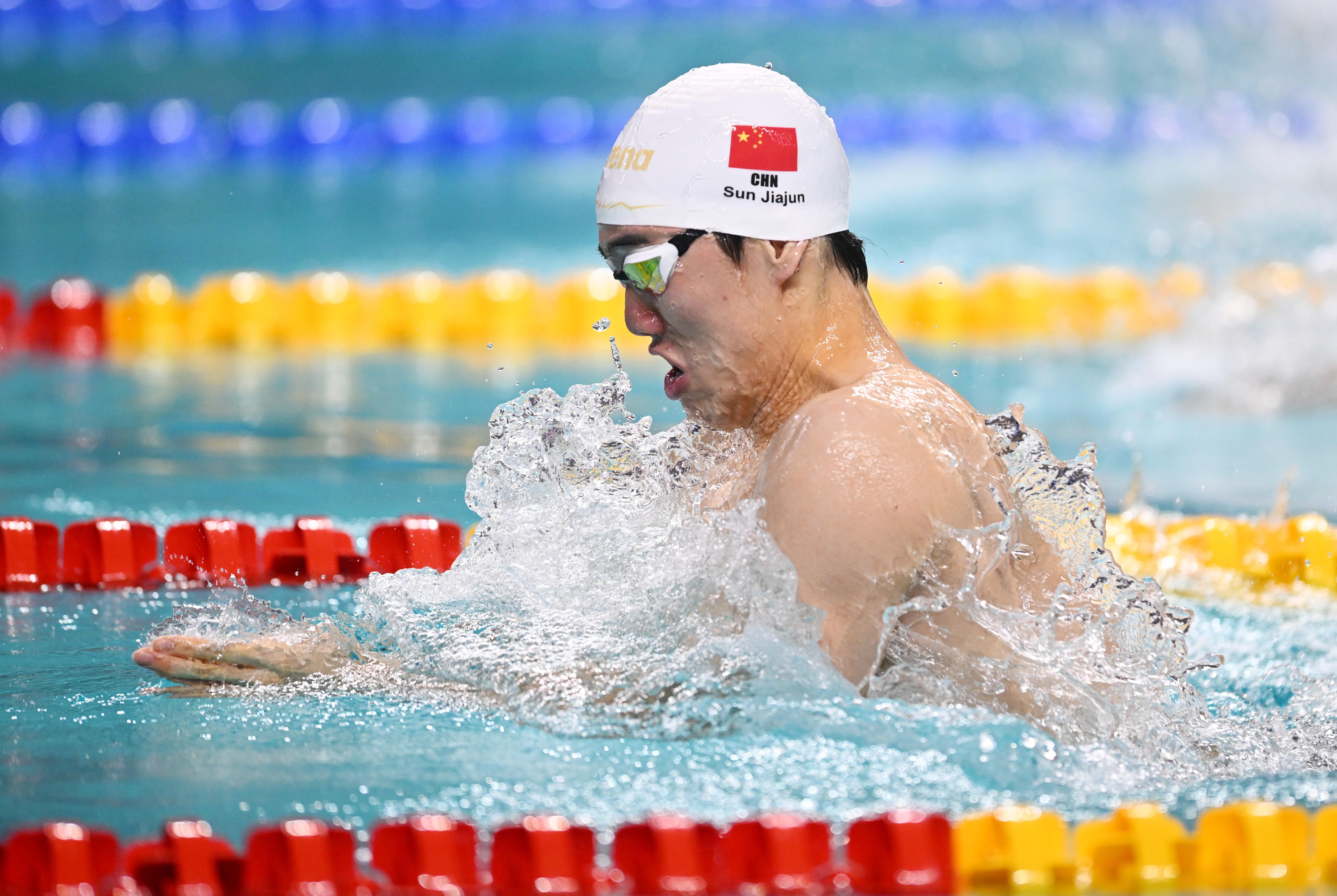 中国游泳选手刷新世界纪录,夺取冠军 中国游泳选手刷新世界纪录,夺取冠军