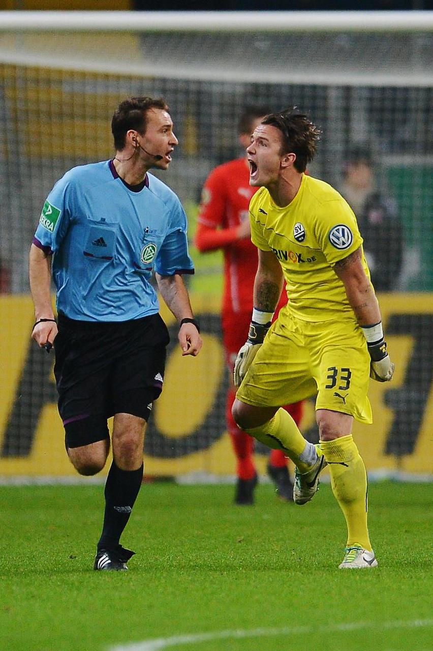 沙尔克豪取连胜,稳固榜首位置 沙尔克豪取连胜,稳固榜首位置