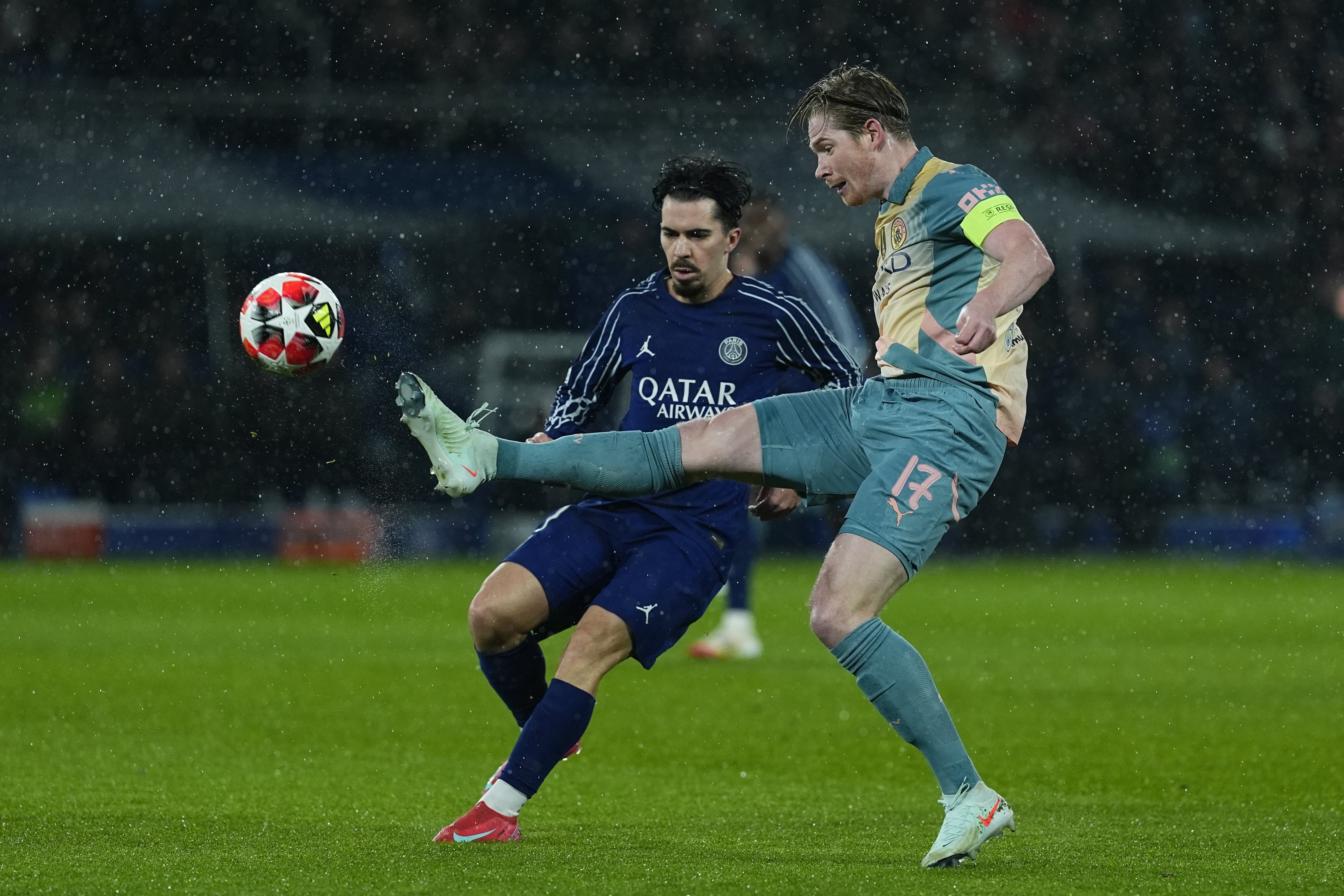 欧洲足球比赛中的决胜一击震撼舞台 欧洲足球比赛中的决胜一击震撼舞台