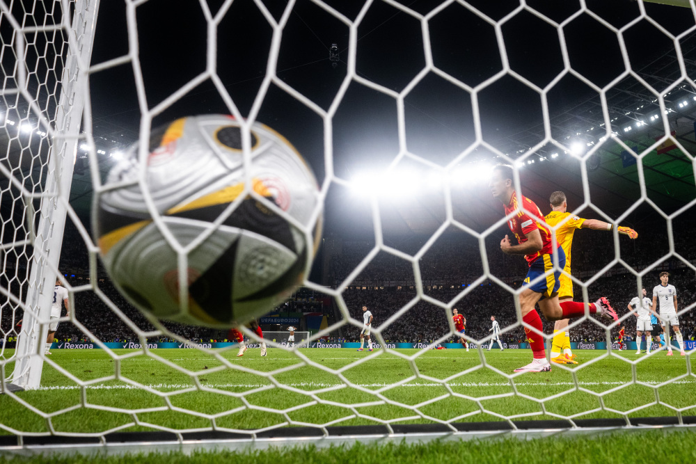 欧洲足球比赛中的决胜一击震撼舞台 欧洲足球比赛中的决胜一击震撼舞台