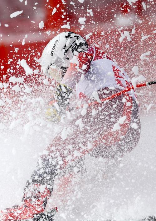 瑞士选手力压对手获得滑板比赛金牌 瑞士选手力压对手获得滑板比赛金牌