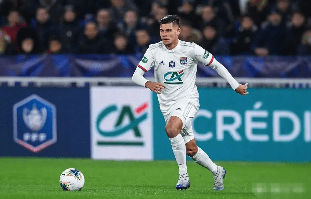 里昂主场失利,争冠形势严峻 里昂主场失利,争冠形势严峻