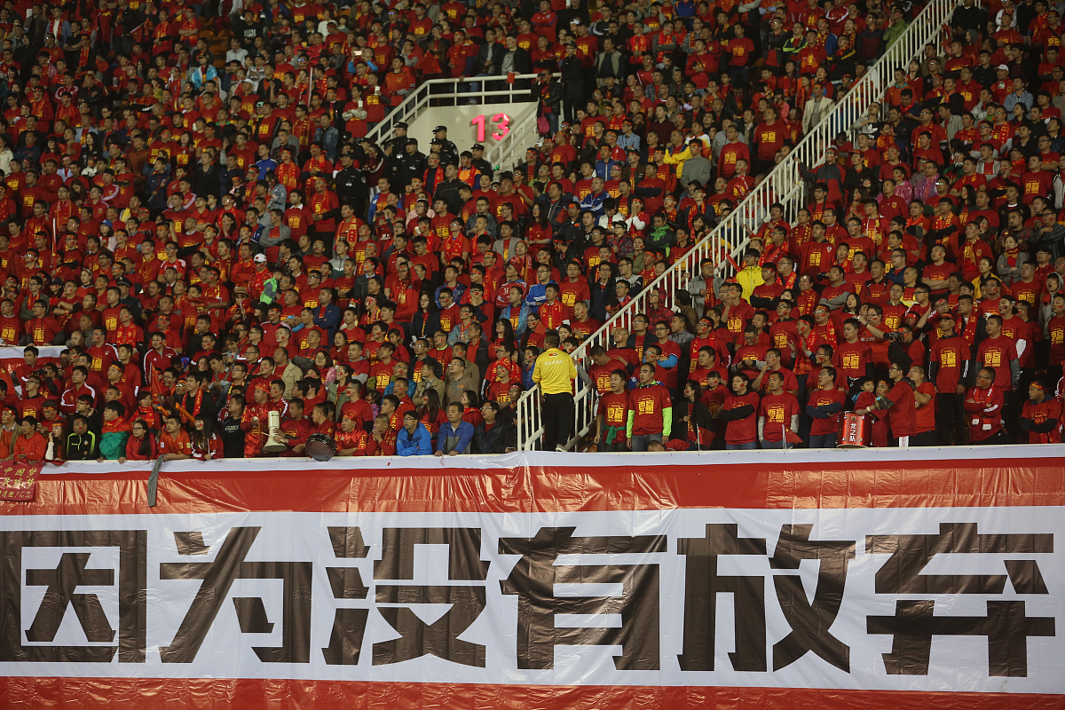 铁血拼搏!球队团结一心追求胜利 铁血拼搏!球队团结一心追求胜利