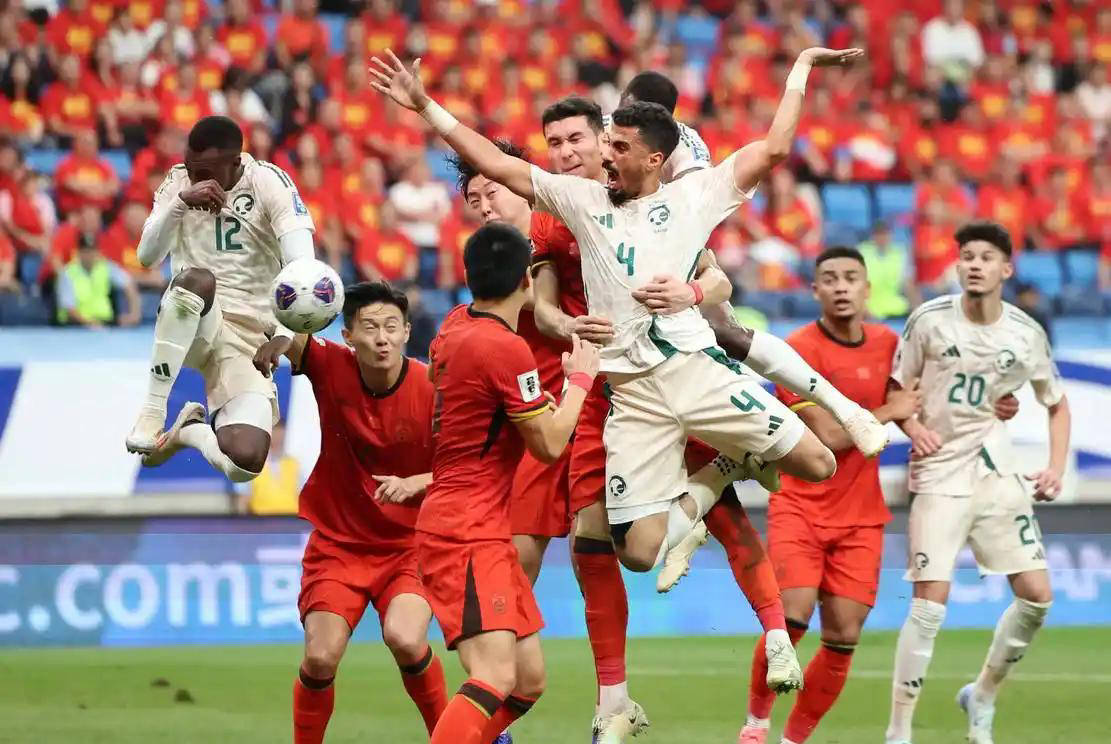 外援球员在国内赛场上展现出色表现,引发球迷热议 外援球员在国内赛场上展现出色表现,引发球迷热议