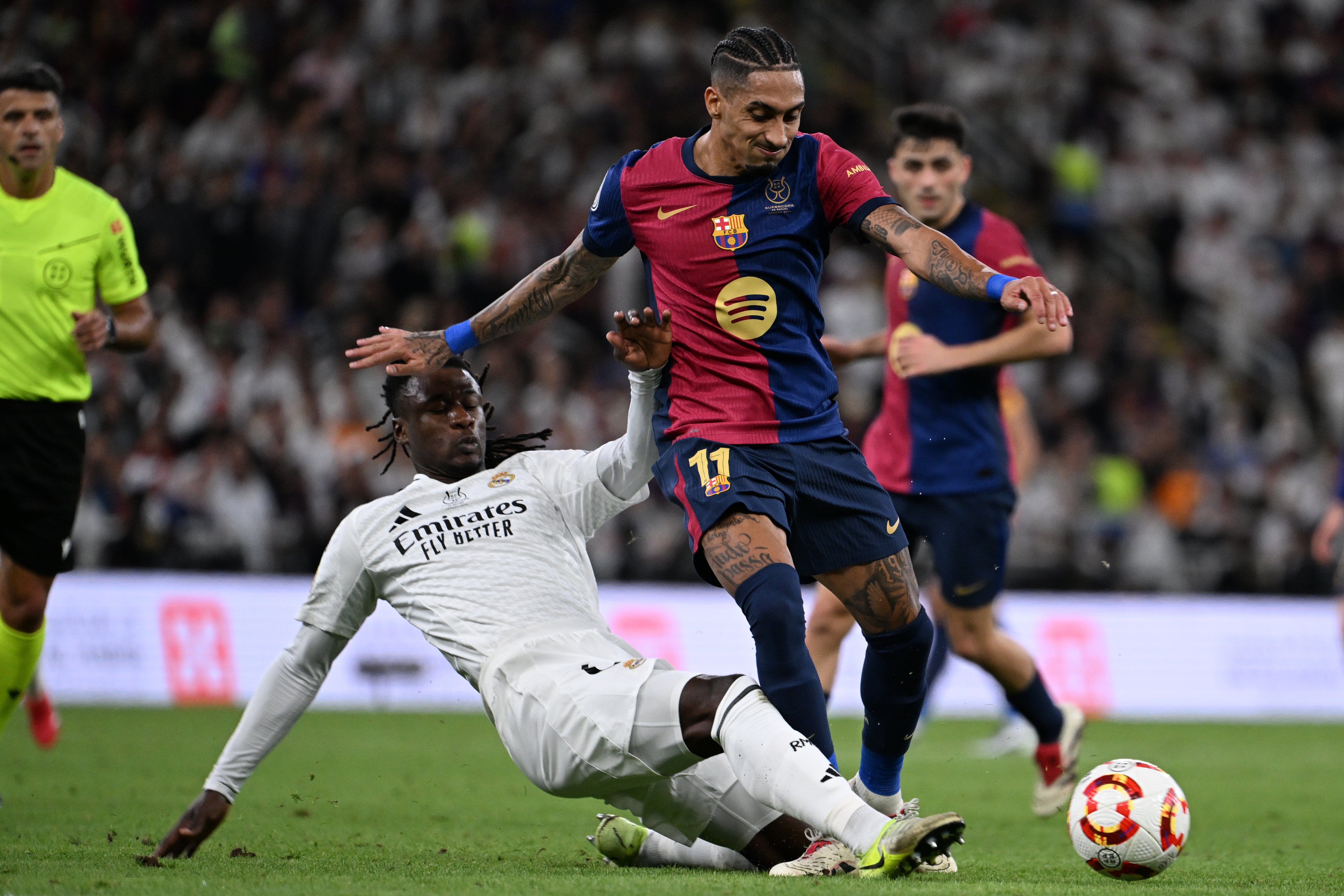 足球职业联赛中球员表现卓越带领球队取胜 足球职业联赛中球员表现卓越带领球队取胜