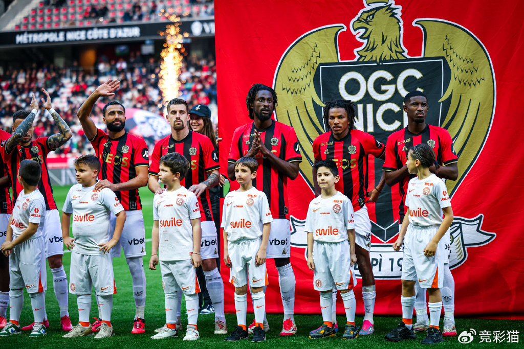 圣埃蒂安主场获胜,全队喜悦胜利 圣埃蒂安主场获胜,全队喜悦胜利