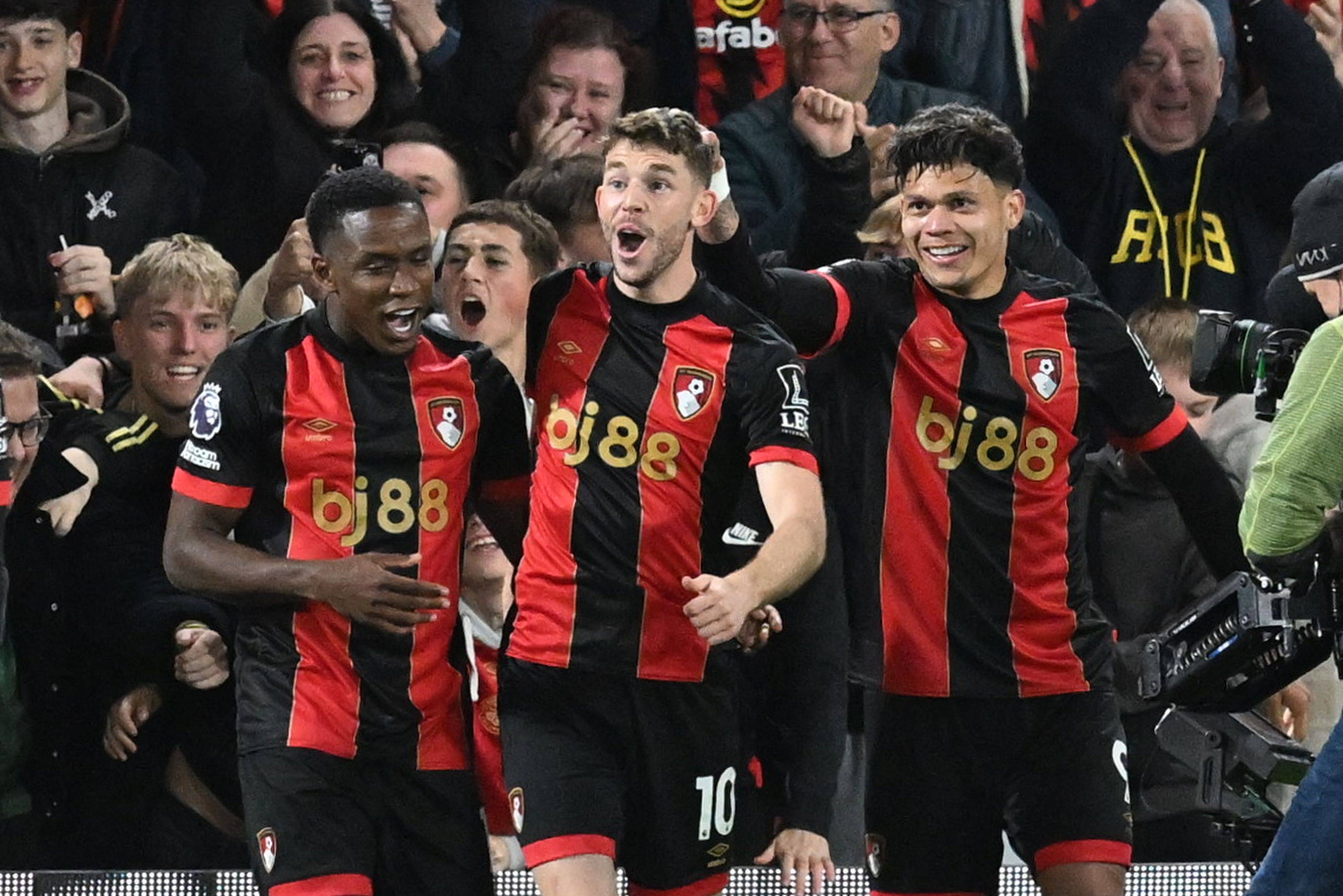 狼队新援迪乔特亮相,球队主场不敌曼城 狼队新援迪乔特亮相,球队主场不敌曼城