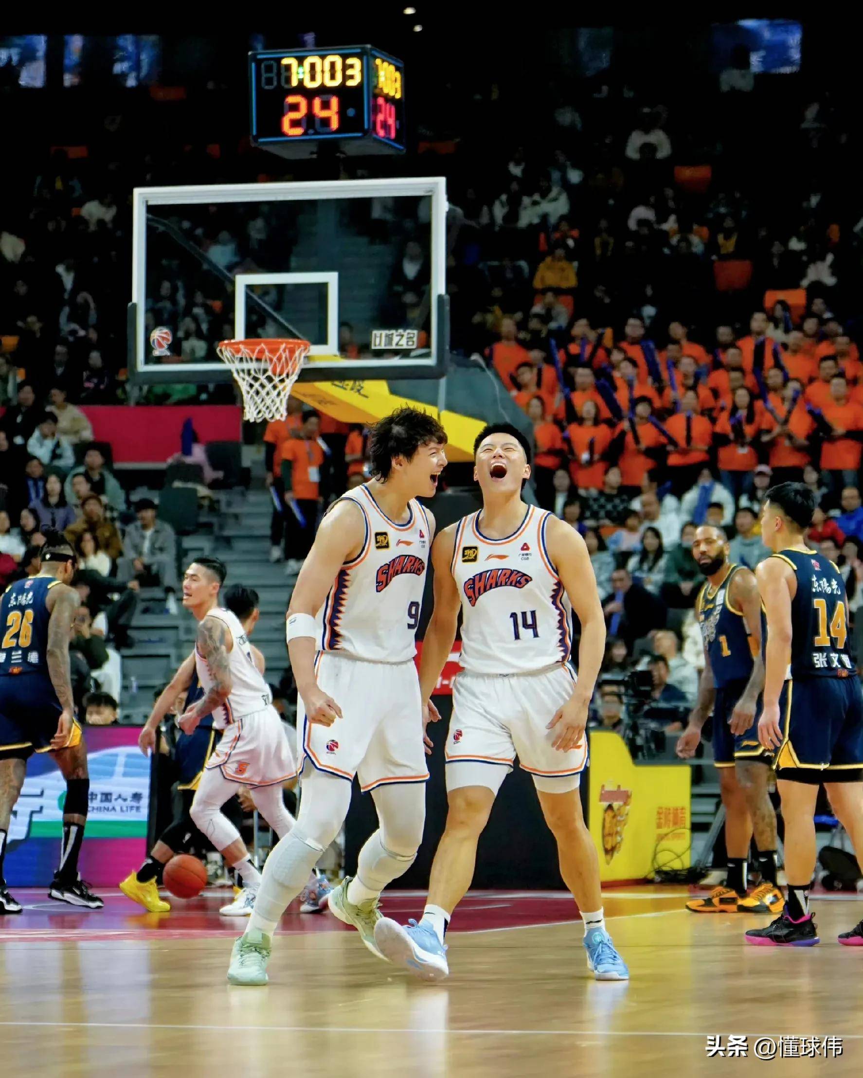 各国篮球队在场上奋勇拼搏,赢得球迷掌声 各国篮球队在场上奋勇拼搏,赢得球迷掌声