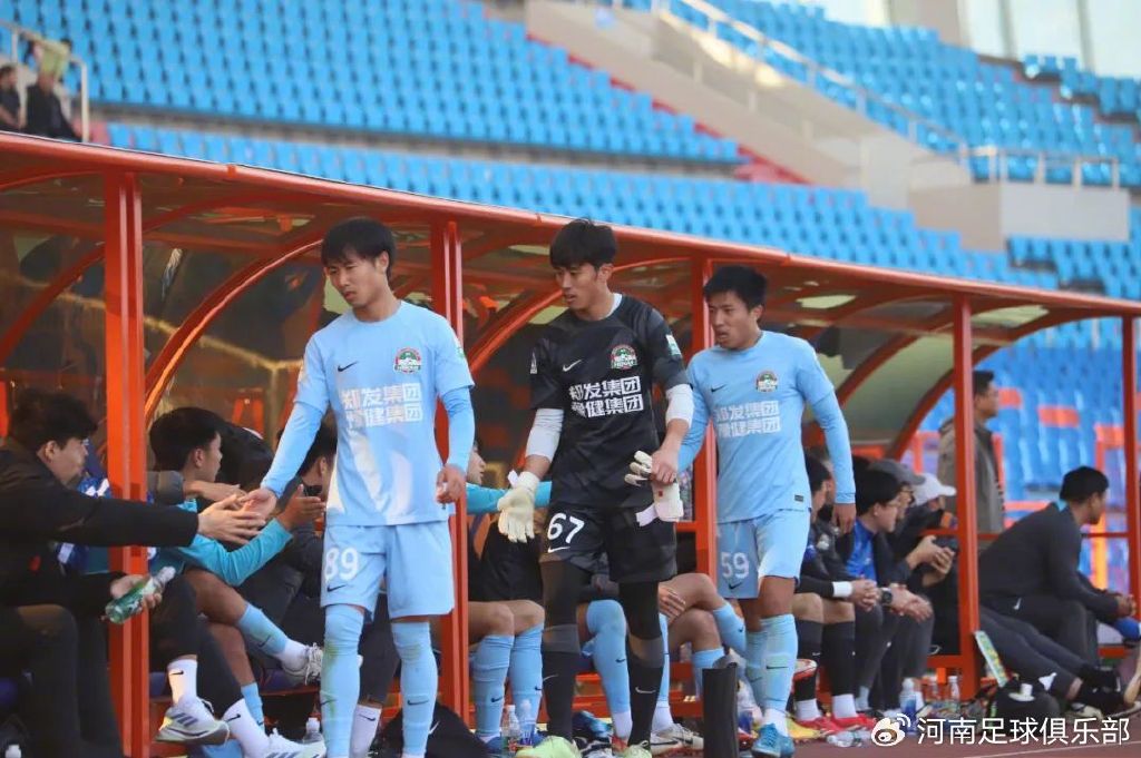 国内足球联赛冠军之争进入白热化阶段 国内足球联赛冠军之争进入白热化阶段