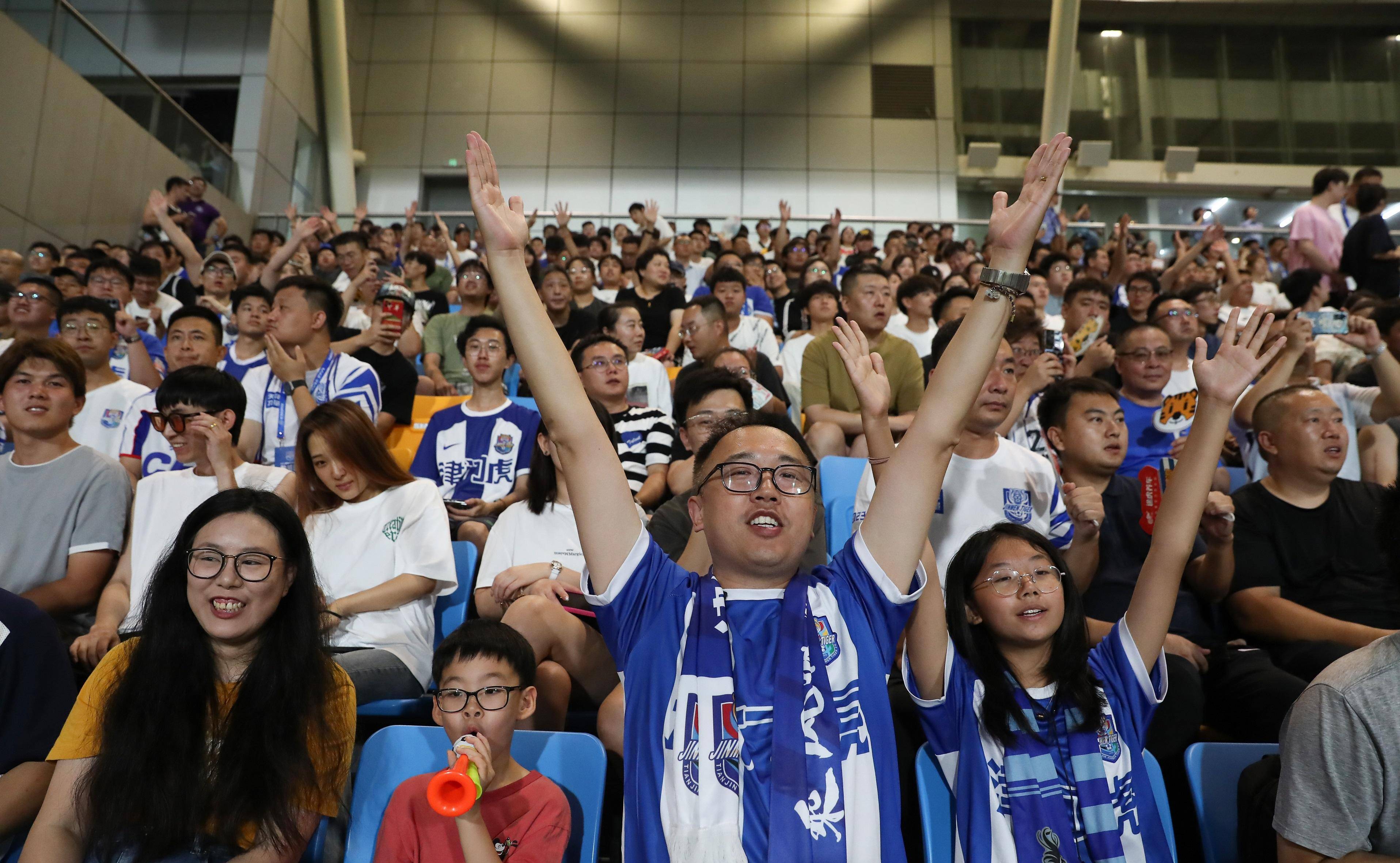 专业足球比赛引发粉丝激情澎湃 专业足球比赛引发粉丝激情澎湃