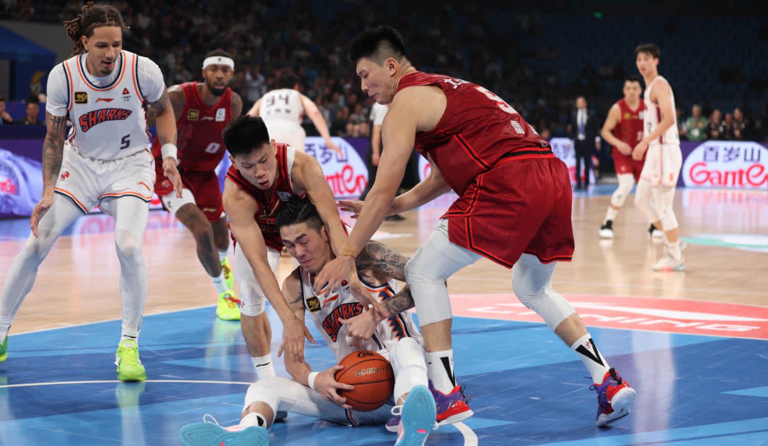 比赛中球员激烈对抗赢得尊重 比赛中球员激烈对抗赢得尊重