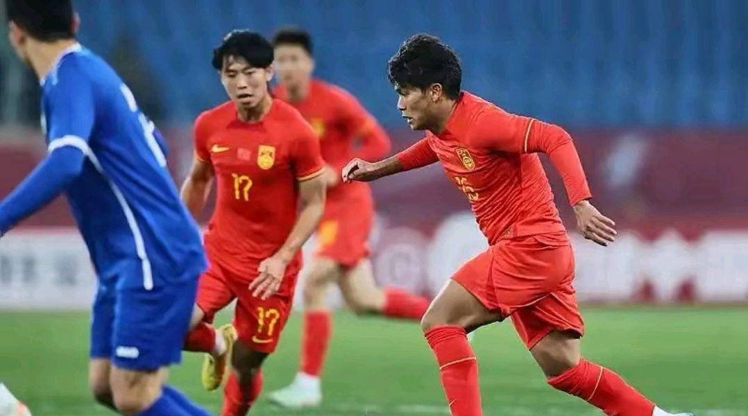 比赛中的球员们都全力以赴,毫不留情地奋力拼搏! 比赛中的球员们都全力以赴,毫不留情地奋力拼搏!