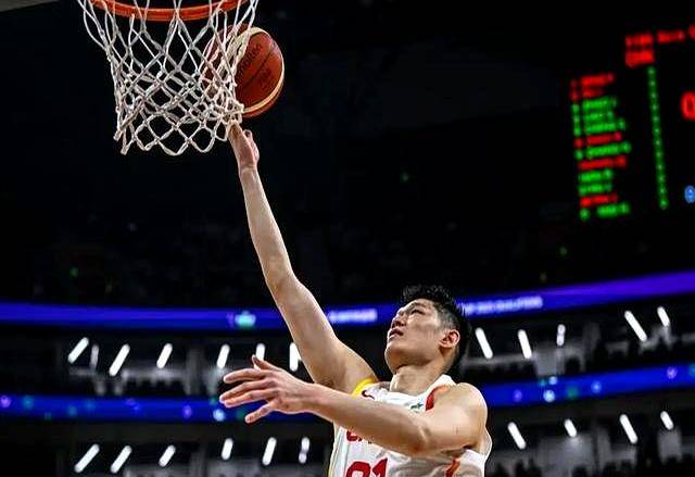 比赛中的球员们都全力以赴,毫不留情地奋力拼搏! 比赛中的球员们都全力以赴,毫不留情地奋力拼搏!