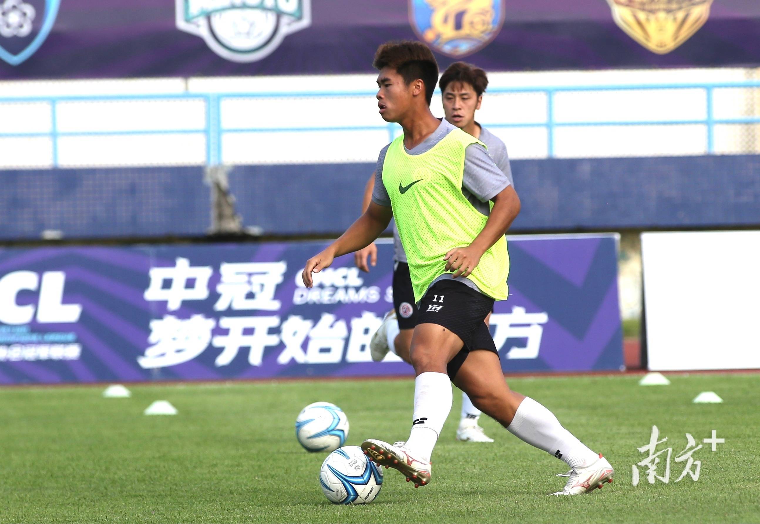 江苏苏宁门将发挥出色,助球队取得关键胜利 江苏苏宁门将发挥出色,助球队取得关键胜利